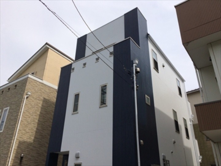 サイディングにパーフェクトトップを用いた外壁塗装工事後の住宅