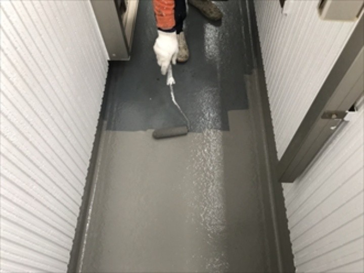 バルコニーの床を塗装