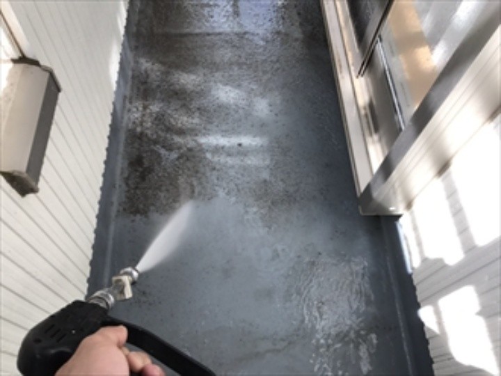 バルコニーの床を高圧洗浄