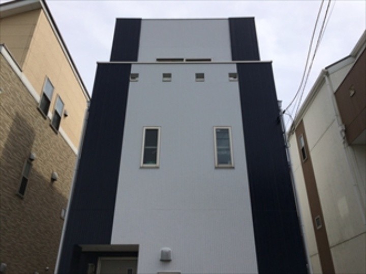 サイディングにパーフェクトトップを用いた外壁塗装工事後のお住まい