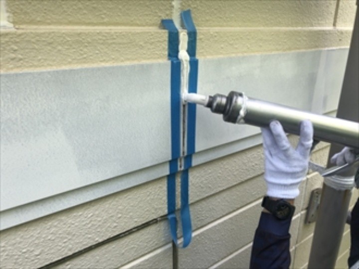 幕板の継ぎ目にコーキングを充填