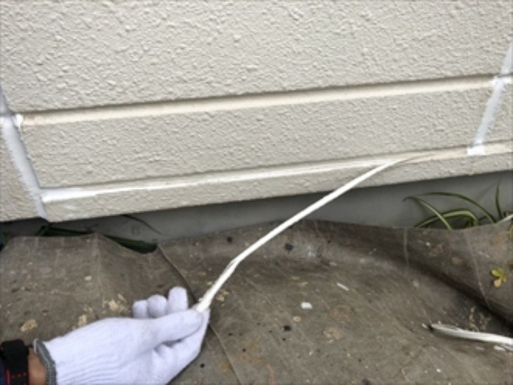 コーキングを撤去する作業風景