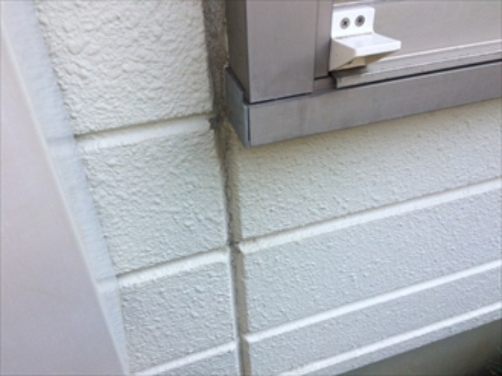 パネル同士の継ぎ目を中心に亀裂が生じている状況