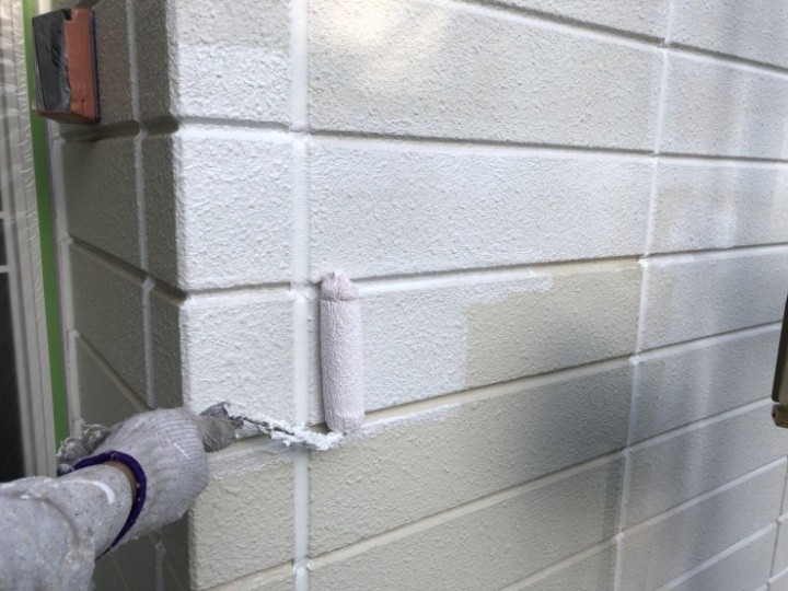 ALC壁には日本ペイントの「パーフェクトサーフ」を下塗り材として塗布