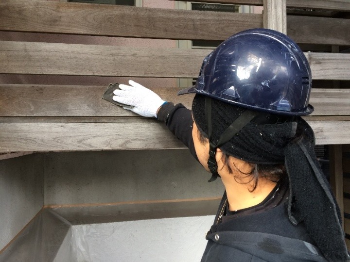 ウッドデッキのケレン作業