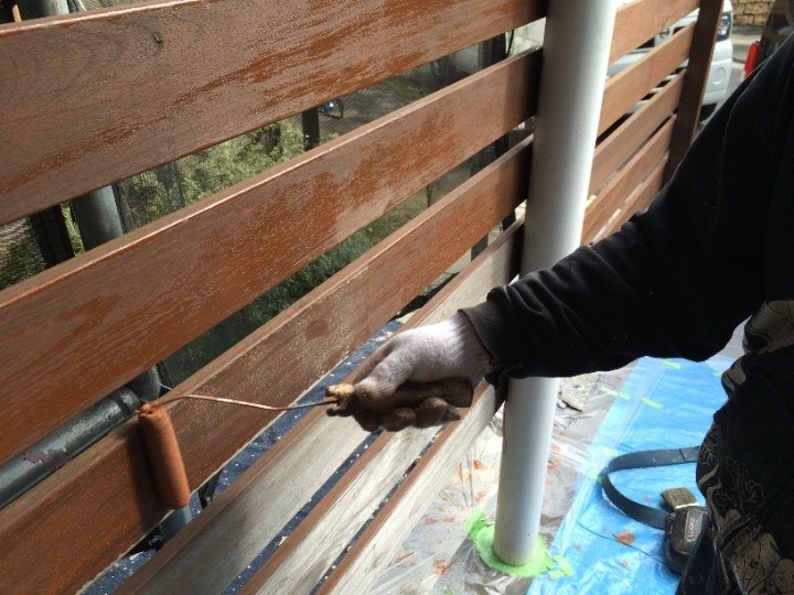 ウッドデッキの下塗り作業