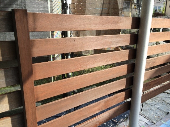 ウッドデッキの下塗り作業後の状態