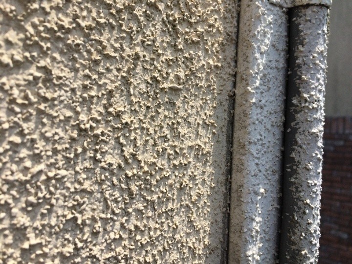 コーナーの付柱と外壁の間に隙間