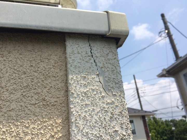 外壁にひび割れ