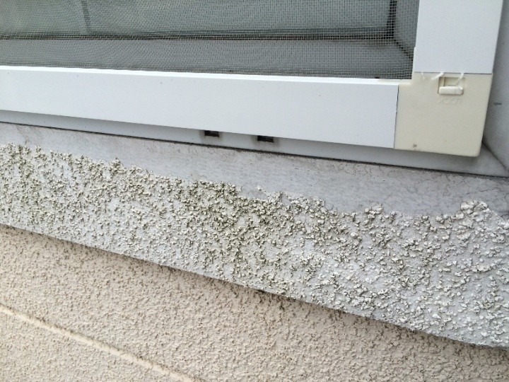 窓まわり（飾り縁）のリシンの剥がれが目立つ状態