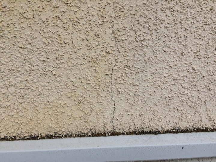 サイディング外壁の縦方向にひび割れが発生した状態