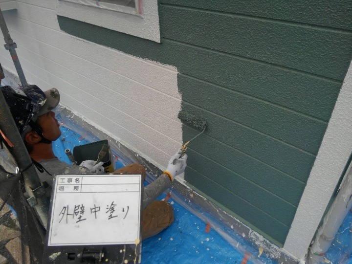 外壁の「中塗り」作業
