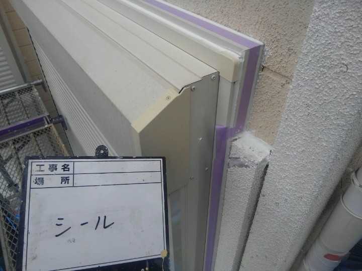 コーキングで隙間を埋める作業