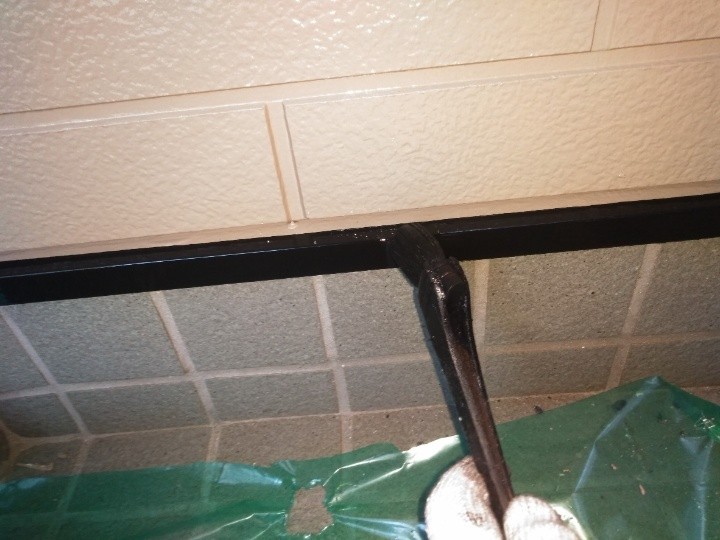 鉄部の「上塗り」作業