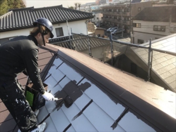 サーモアイ４Ｆを使用した屋根の「中塗り」作業