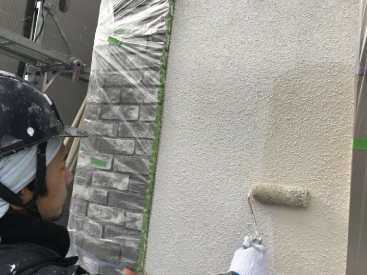 パーフェクトトップを用いた外壁の「中塗り」作業