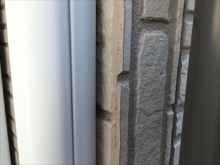 窯業系サイディングのコーナー材が割れた状態