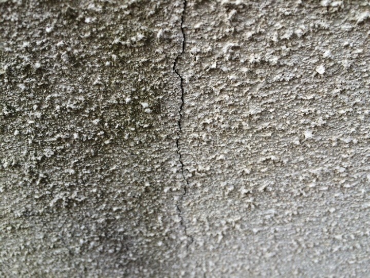 モルタル外壁に亀裂が入った状態