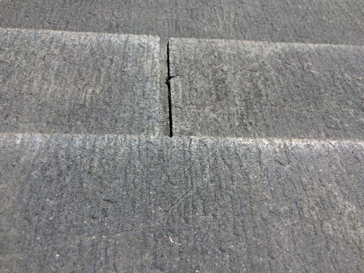 コロニアル屋根のひび割れ