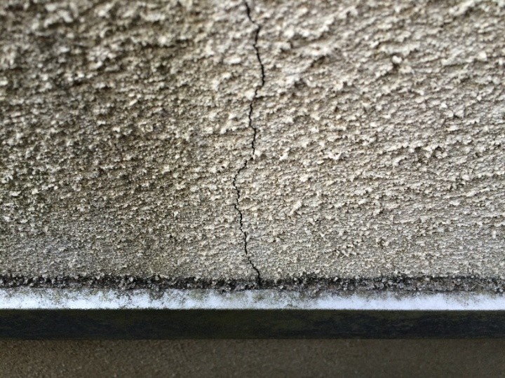 モルタル外壁に入る亀裂
