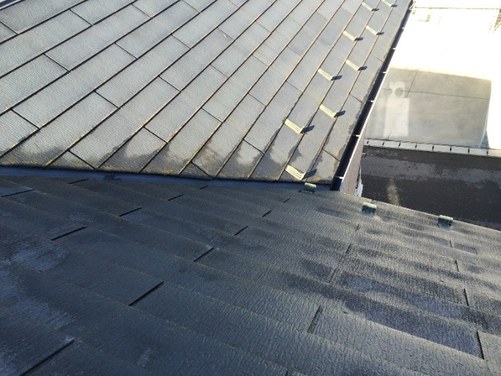 コロニアル屋根の濡れている部分と乾いている部分