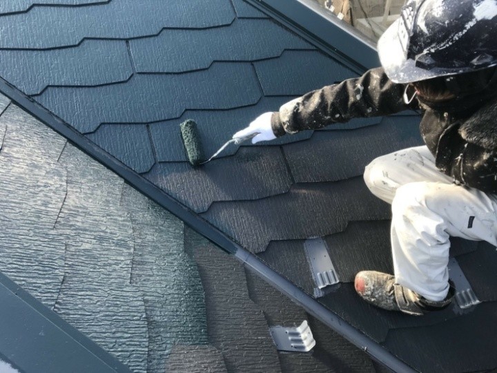 サーモアイ4Fを用いた屋根塗装工事する施工風景