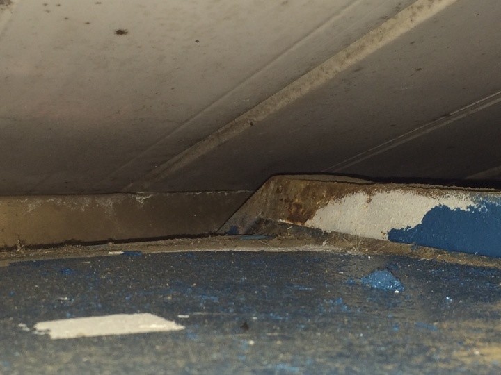 屋根裏の隙間確認（1枚目）