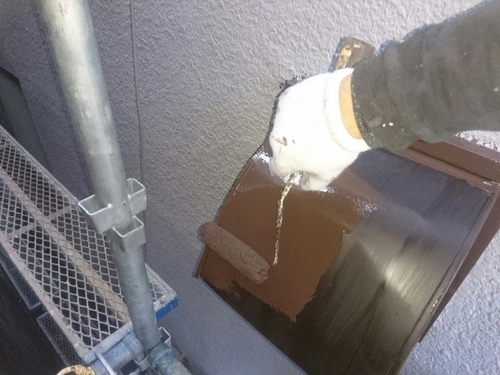 フードの塗装作業（中塗り・上塗り）