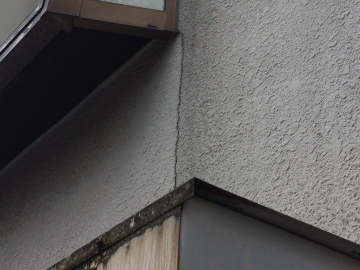 サッシの脇からは黒い染みが下に流れた状態