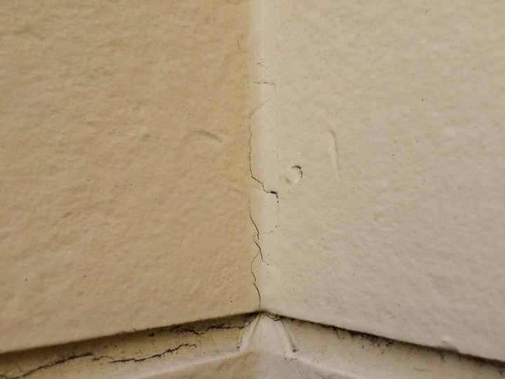 サイディングの横の継ぎ目の塗膜が切れている箇所