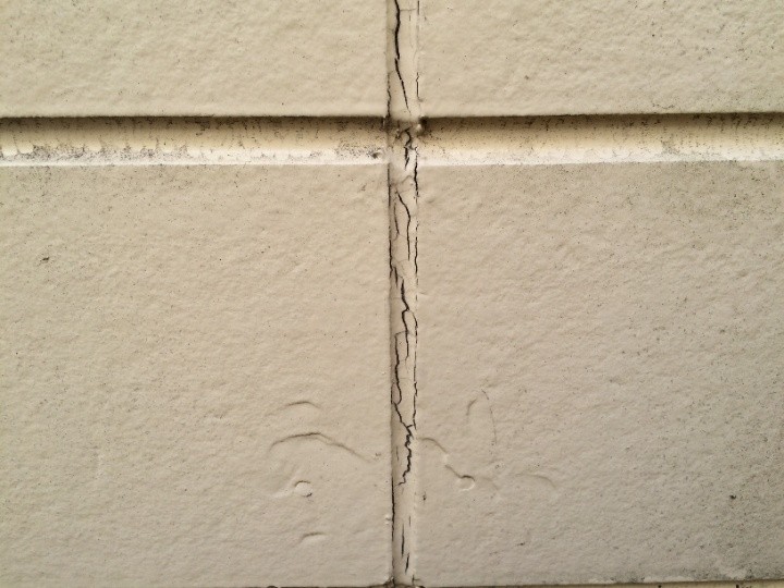 サイディングの継ぎ目に使われているコーキングが劣化