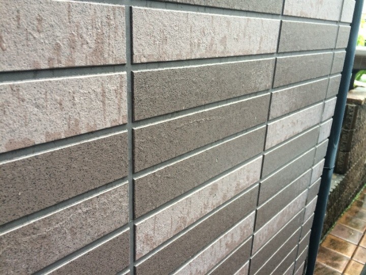 水を吸っている影響ですでに塗膜が剥がれ始めている外壁