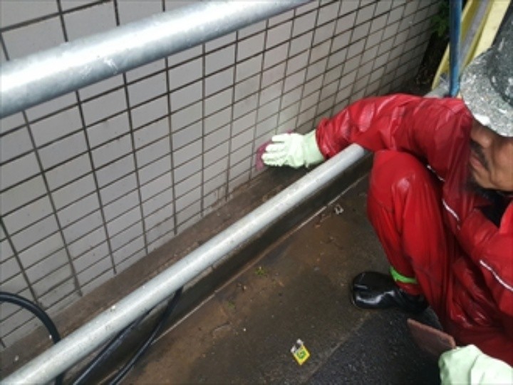 タイル外壁を洗浄する作業工程