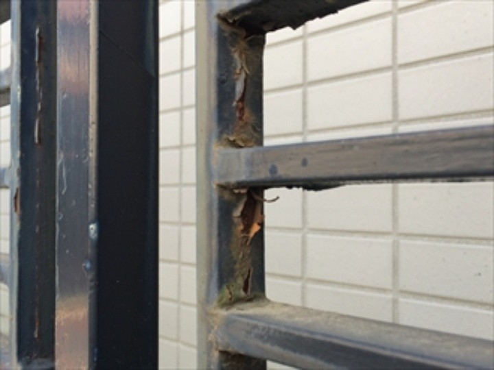 鉄部は塗膜の剥がれが進み錆が確認できる状況