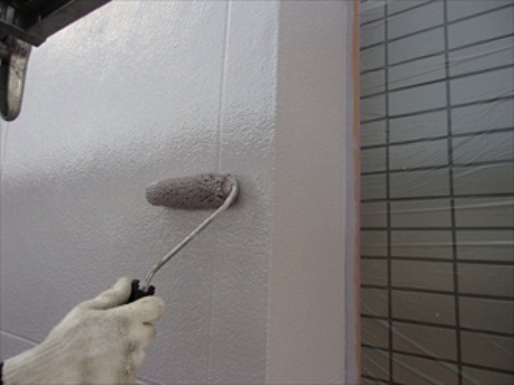 「パーフェクトトップ ND-105」を使用したモルタル壁の上塗り