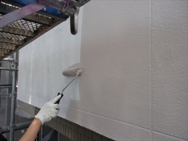 「パーフェクトトップ ND-105」を使用したモルタル壁の中塗り