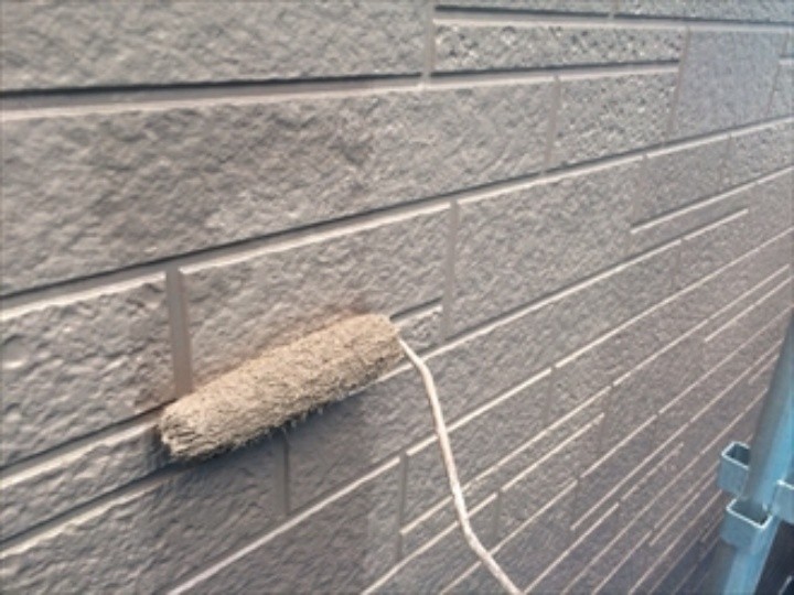 外壁塗り替え工事（下塗り）