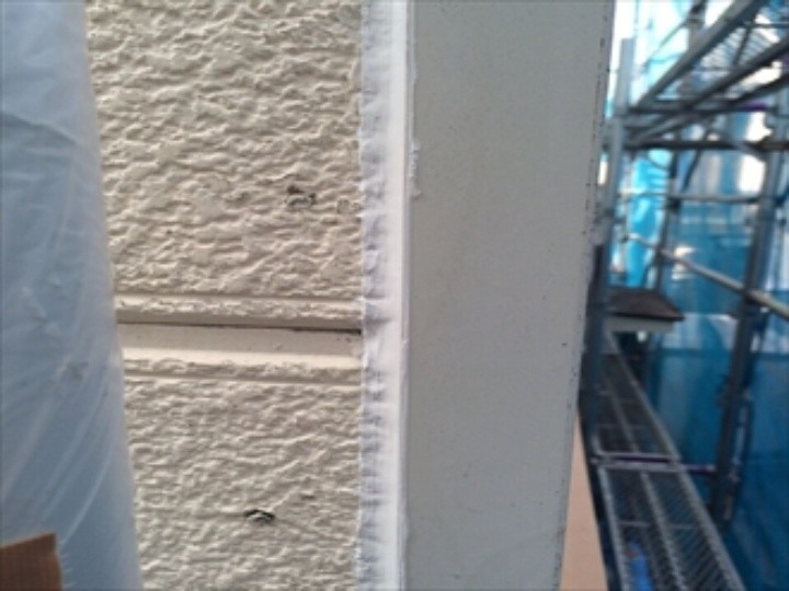 外壁材のコーナー部分にもシールを充填