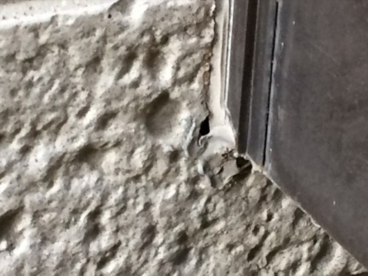 サッシ周りのシールは小さな穴が発生