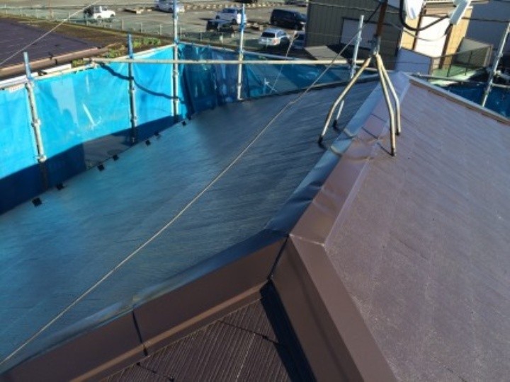 サーモアイＳiを用いた屋根塗り替え工事（上塗り）