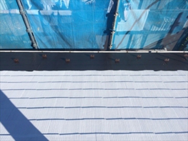 屋根の下塗り作業