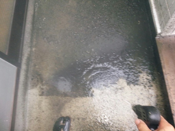 バルコニーに高圧洗浄