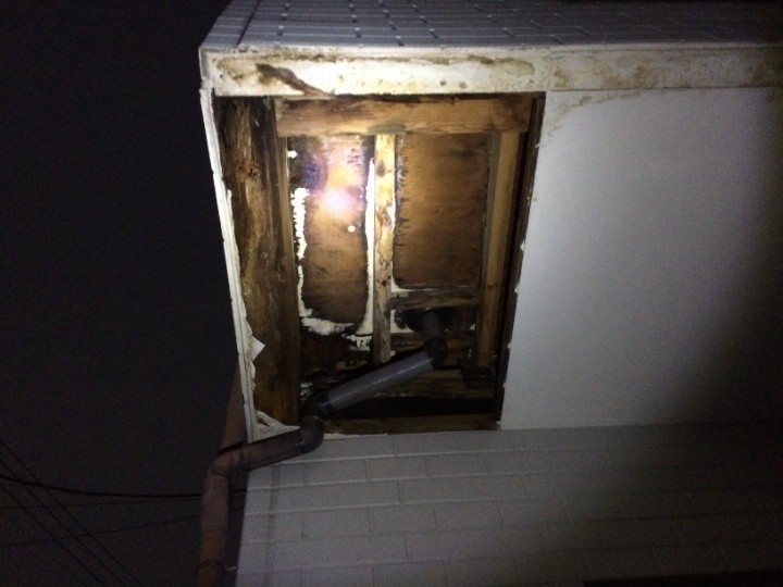 軒天（内部）の木材に濡れた跡