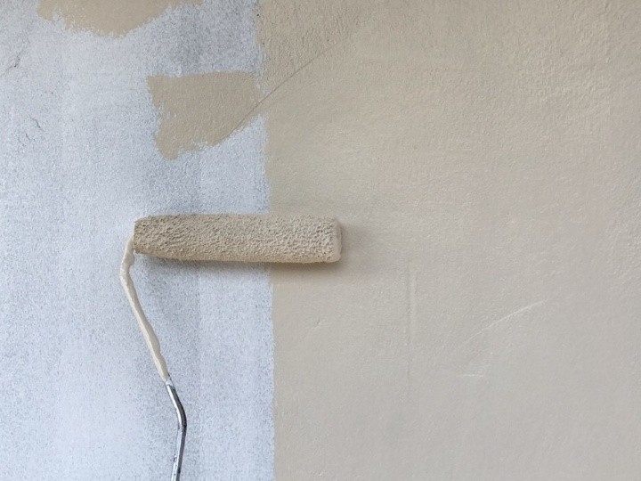 外壁の塗装作業の施工風景