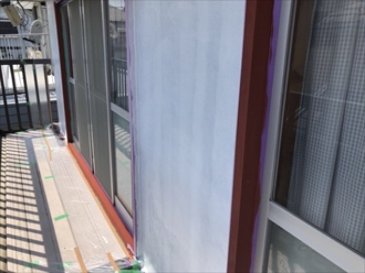 表面にモルタル塗装する作業風景