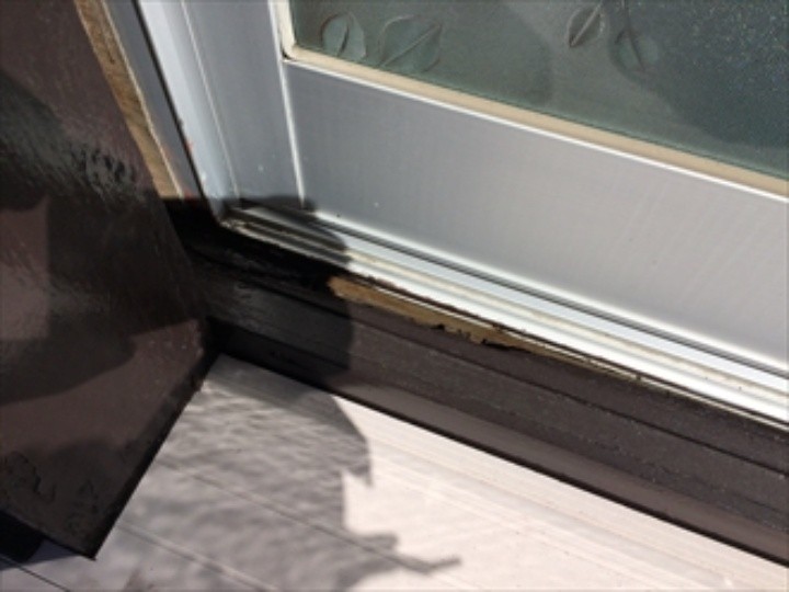 雨戸のレール用に使われていた木材が破損している状態