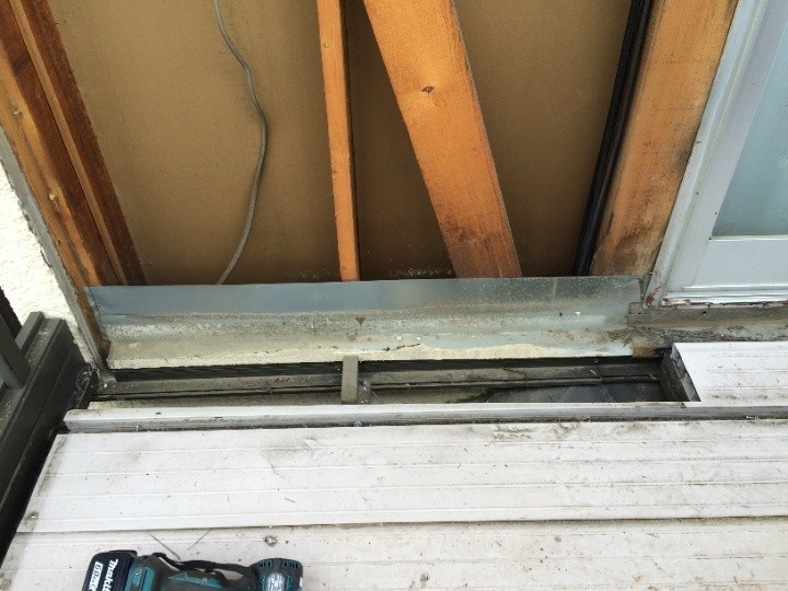 既存の戸袋を撤去する作業工程