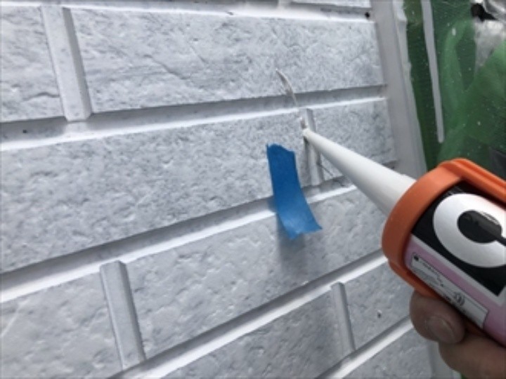 亀裂やひび割れにコーキング材で丁寧に補修