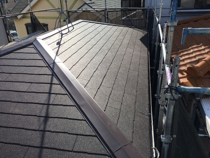屋根材コロニアルクァッドを用いた葺き替え工事が完工したお住まい