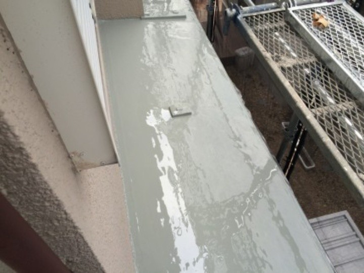 撹拌したウレタンを床面に塗装